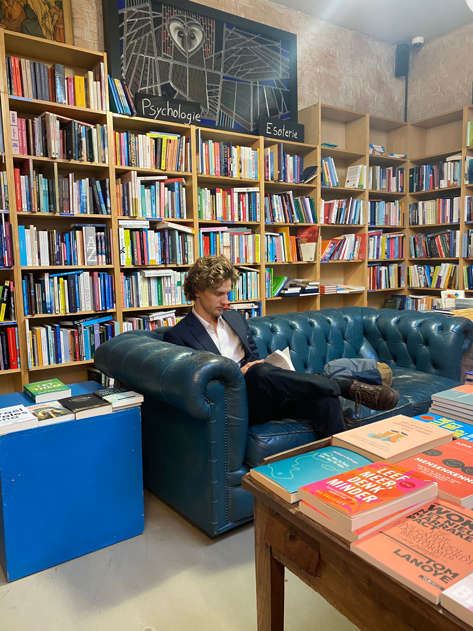 Gabriël reading in a bookstore